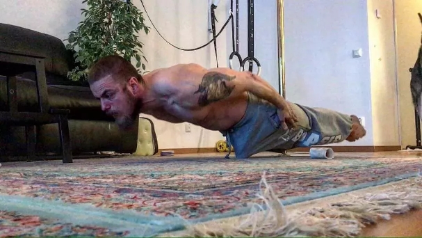 健身呆木头俄挺,平地健身之王俄挺