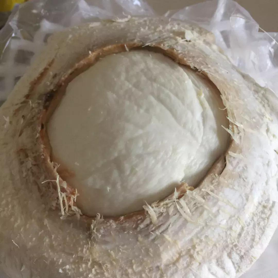 小刀开椰子最简单的方法,不用菜刀的开椰子的方法