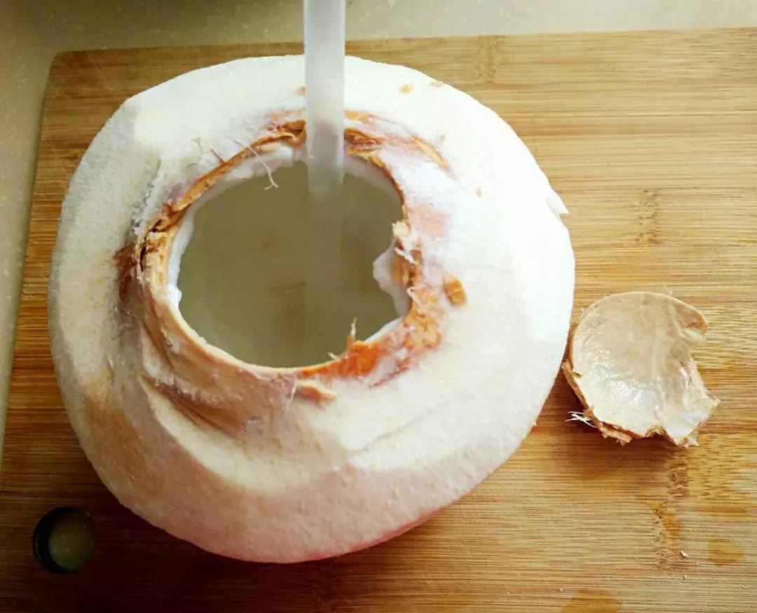 小刀开椰子最简单的方法,不用菜刀的开椰子的方法