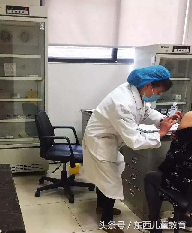 小女孩和她妈妈被狗咬,被自己家小奶狗咬出血要打针吗