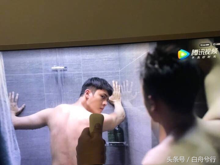 陈伟霆的女皇搓澡忙 陈怼怼大喝：秃噜皮啦 有意思吗？