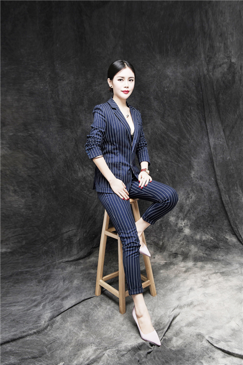 年轻女孩卖面膜,在朋友圈卖产品的女人