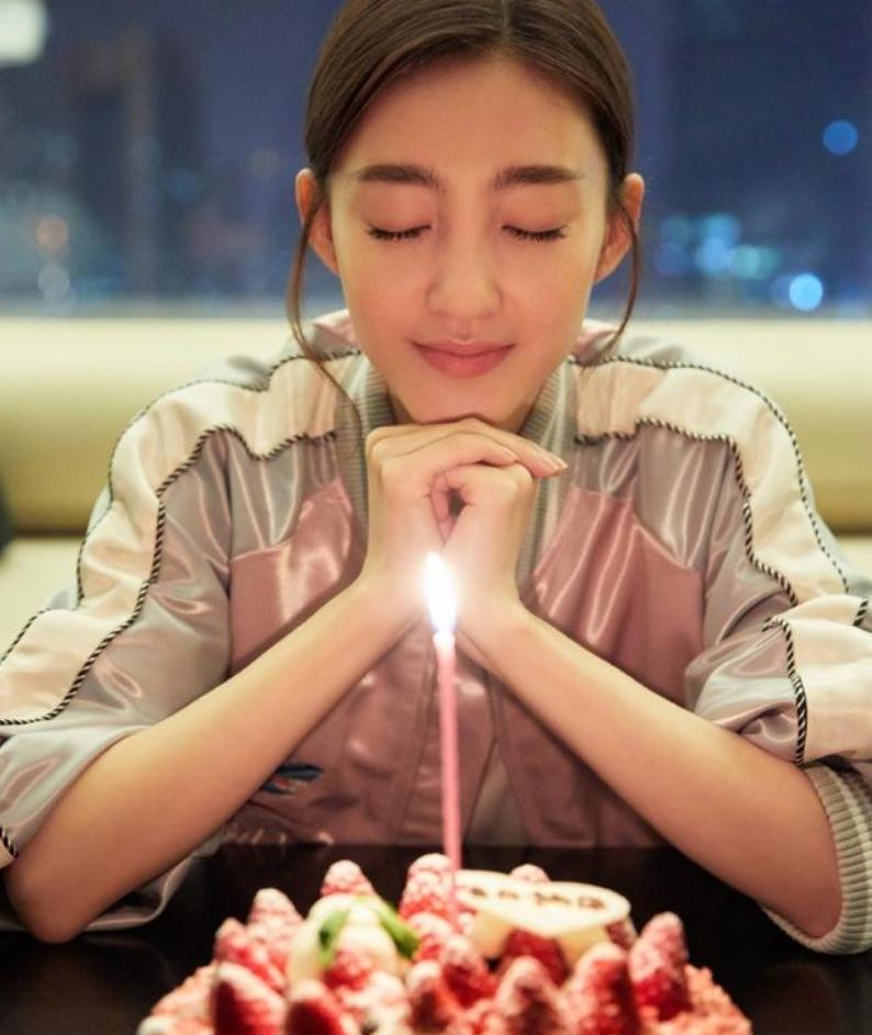 蓝色减龄毛衣,王丽坤穿高领毛衣好看吗