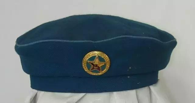 无檐军帽,无檐帽女军官