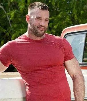 外国小哥看*片A**正爽,突然!发现男主角竟是自己数学老师!