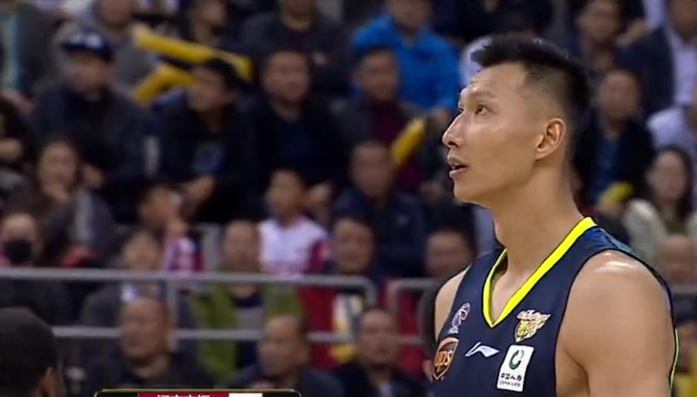 解说员:这个根本就没有任何动作,是什么依据判定推人犯规呢?