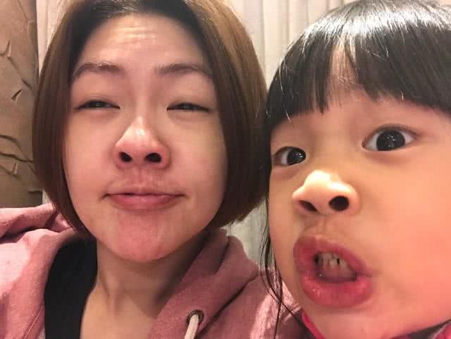 看小S如何花式坑女儿?轮番上演*袜丝**套头,心疼老三经常被套路