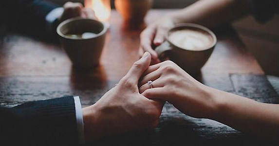 和老公吵架他竟然还手了,和老公吵架他对我动手了