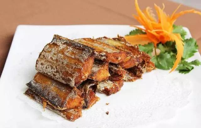 怎么煎带鱼会把带鱼煎得酥脆,煎带鱼下锅外酥不粘锅带鱼破皮