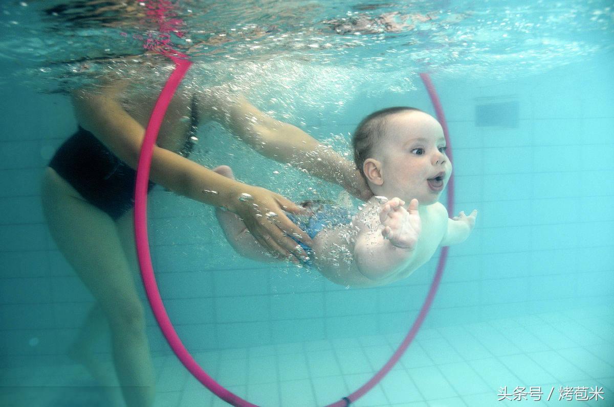 自己在家怎么让宝宝游泳,花钱给宝宝洗澡游戏攻略
