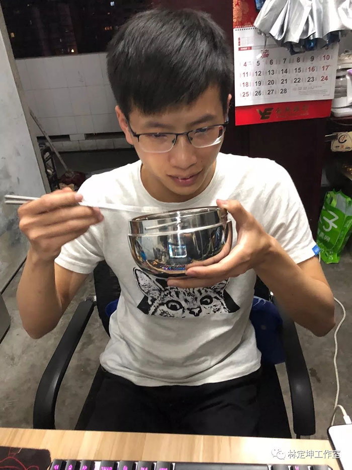 吃饭时姿势不正确对身体的危害,吃饭不正确的姿势