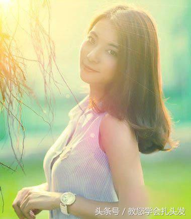 穿长牛仔裙怎么扎头发好看甜美,气质中长发发型女生怎么扎