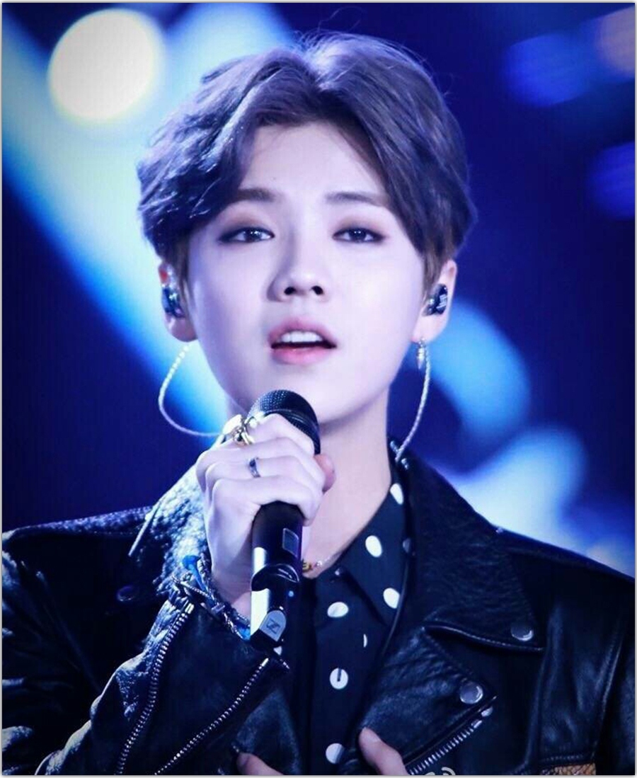 鹿晗的父母长什么样子的,鹿晗的爸爸妈妈是什么样子的