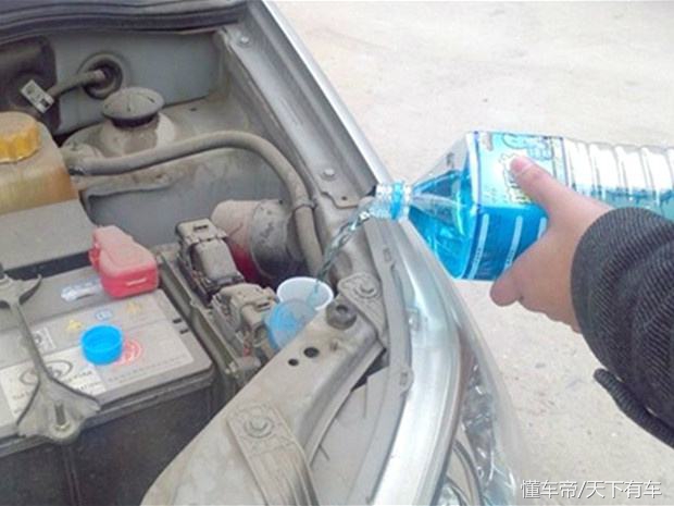 洗洁精兑水加酒精可以当玻璃水吗,汽车玻璃水可以换成洗洁精水吗