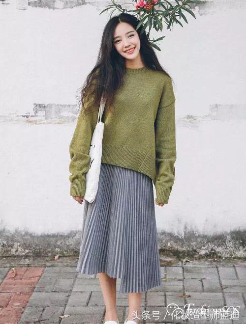 圆领卫衣长款百褶裙搭配图女款,百褶裙搭配卫衣搭配丝袜乐福鞋