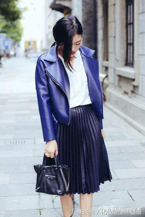 圆领卫衣长款百褶裙搭配图女款,百褶裙搭配卫衣搭配丝袜乐福鞋