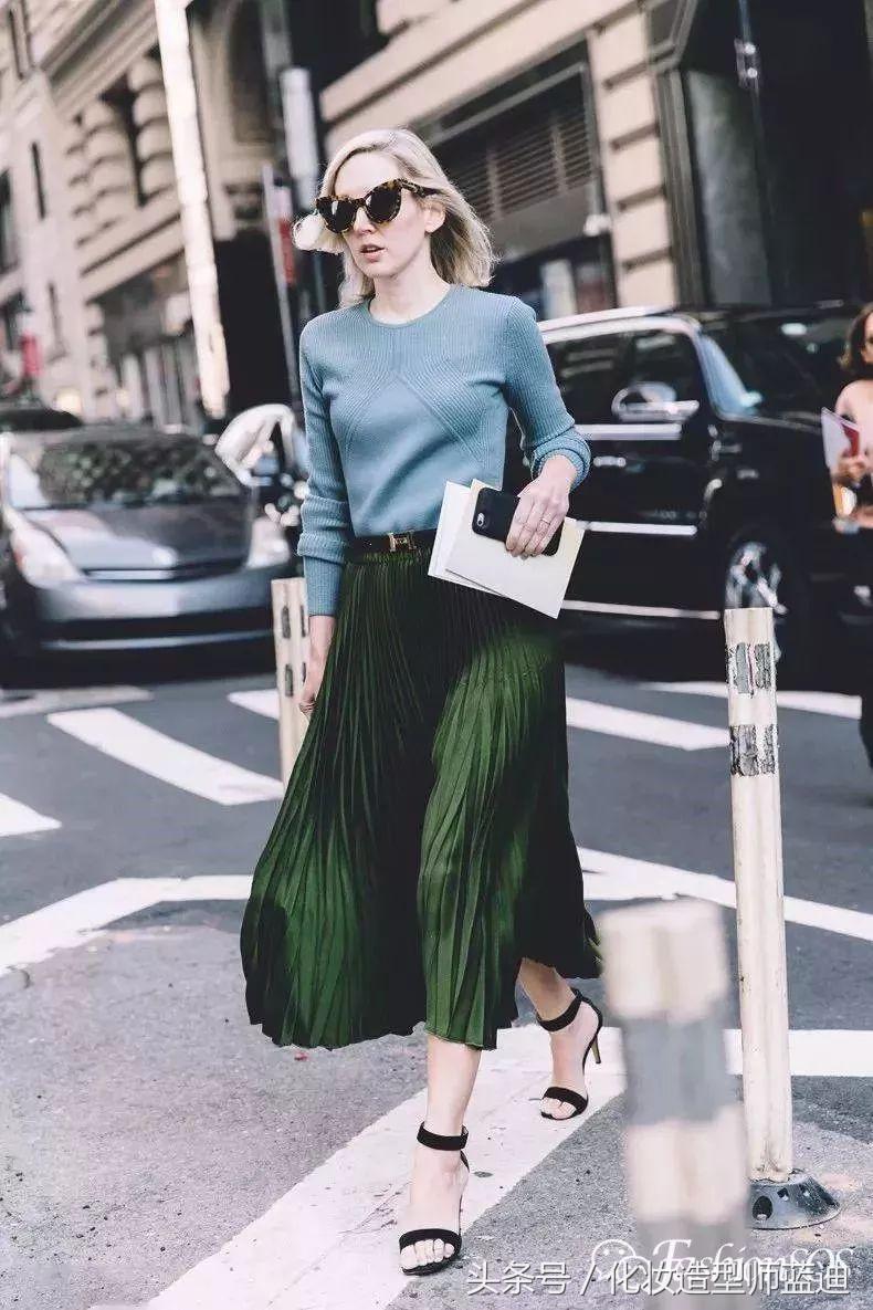 圆领卫衣长款百褶裙搭配图女款,百褶裙搭配卫衣搭配丝袜乐福鞋
