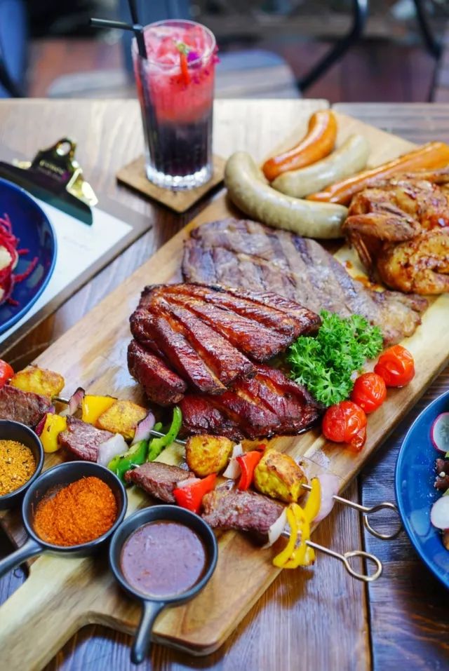 揭秘“X”餐吧，不仅美食份量MAX，鸡尾酒还花样百出！