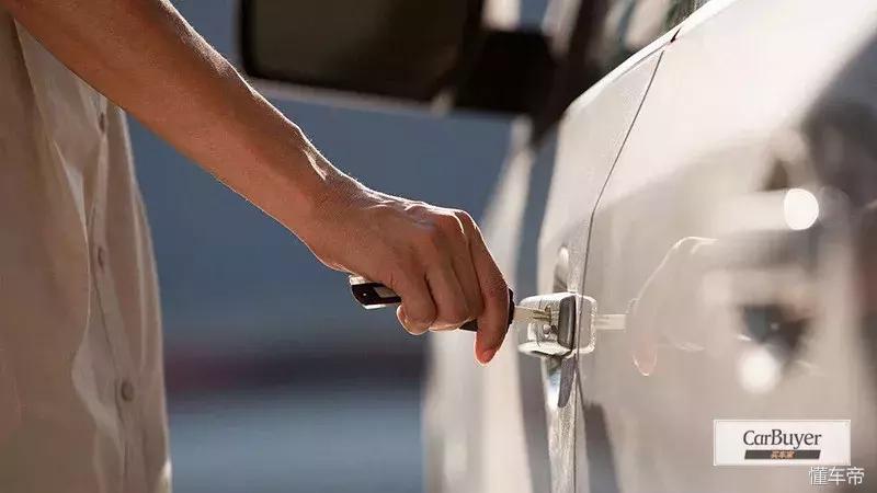 汽车门怎么用机械钥匙锁,汽车钥匙被锁在门里怎么打开