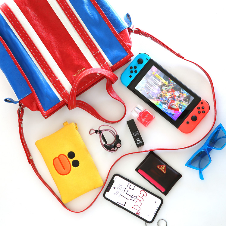 我们翻遍了300名员工的私人包价值¥100000000没别的就是壕！