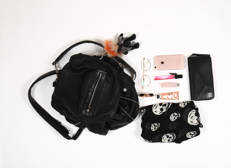 我们翻遍了300名员工的私人包价值¥100000000没别的就是壕！