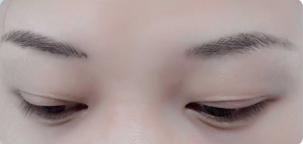 三角眉眉尾向下,三角眉眉峰靠后