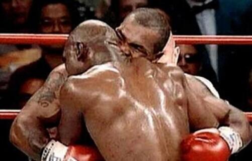 泰森咬耳朵裁判,泰森拳击比赛咬耳朵这一场谁赢了