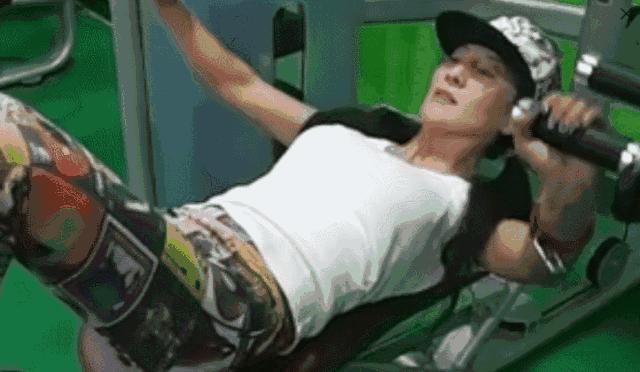 世界最年轻辣妈身材,比基尼走秀夏日套装欧美辣妈