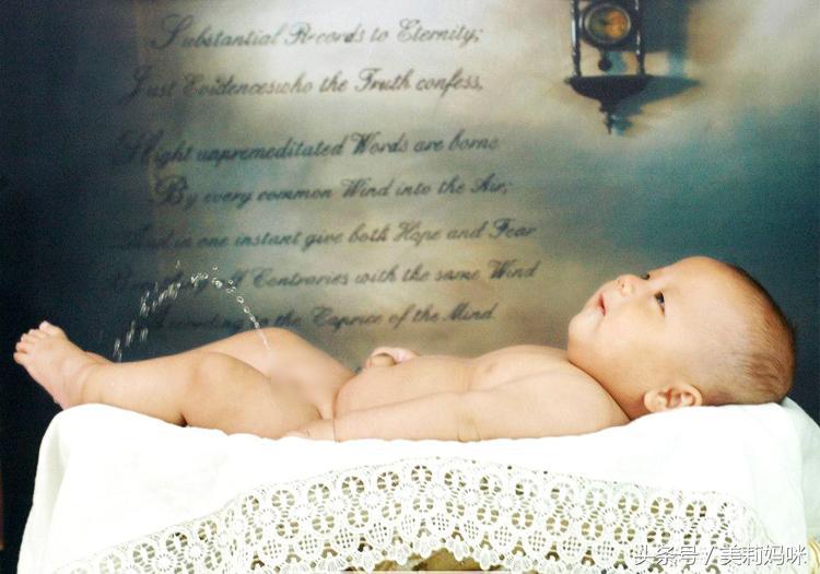 3个月纯母乳女宝宝尿液有股很大骚味，正常吗？