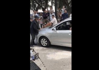 拦车乞讨不给钱就砸车,拦婚车要钱碰见乞丐真实事件