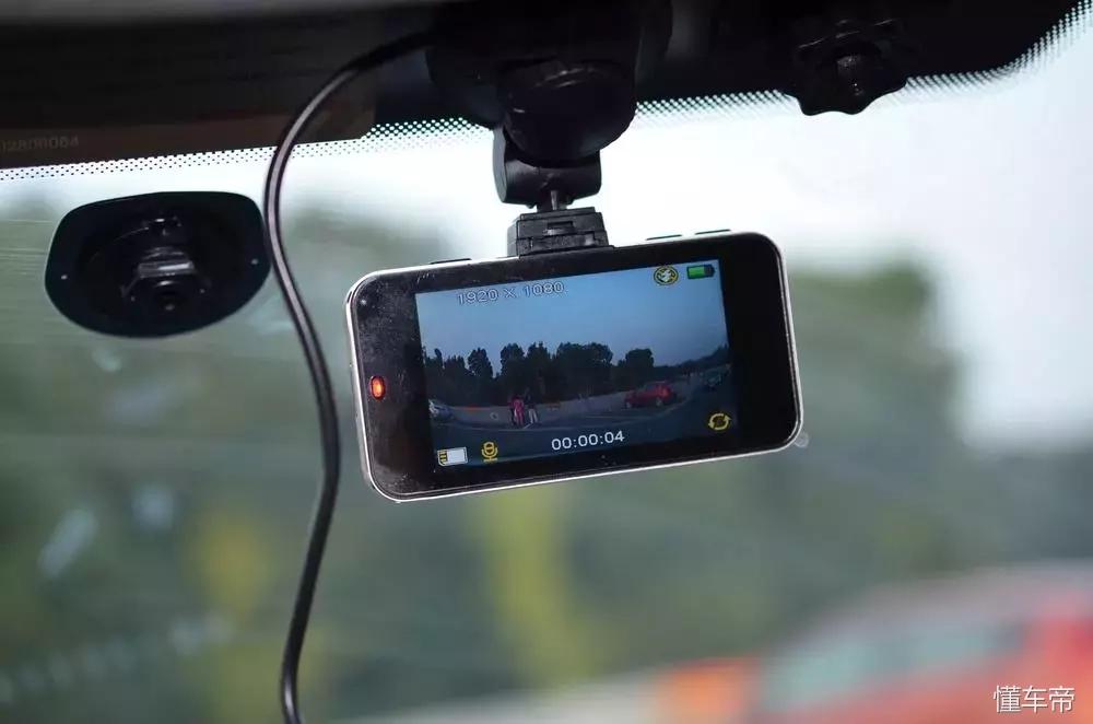 拦车乞讨不给钱就砸车,拦婚车要钱碰见乞丐真实事件