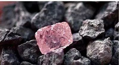 钻石为什么那么值钱 (钻石是怎么形成的为什么这么值钱)