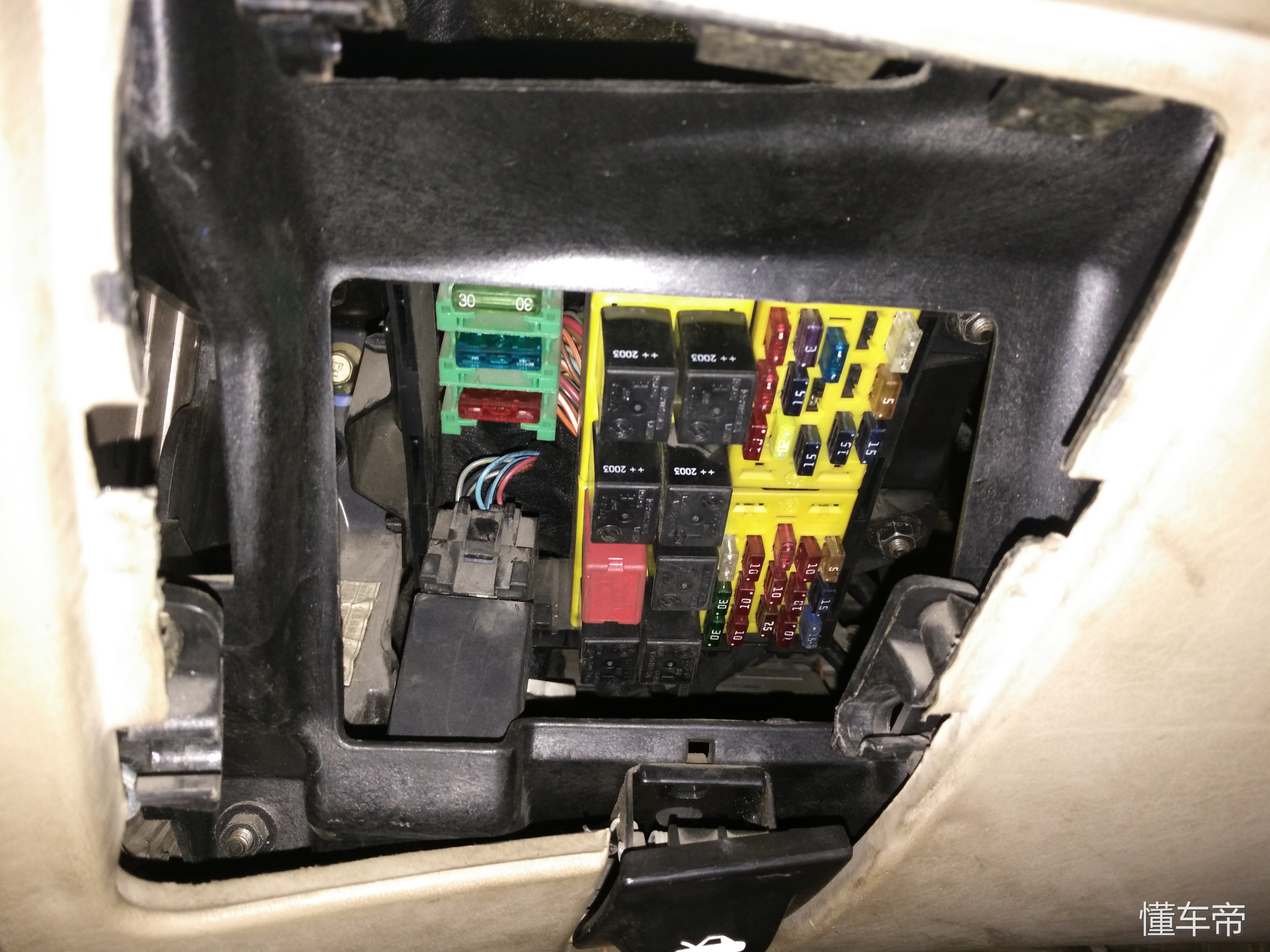 行驶过程中abs灯亮,行驶中abs灯亮过一会熄灭