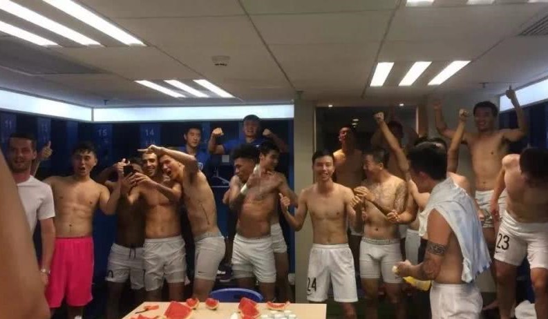 职业足球队沉浸式更衣室,足球运动员的更衣室