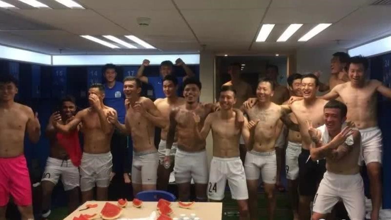 足球运动员上场前的更衣室,足球球员更衣室场景