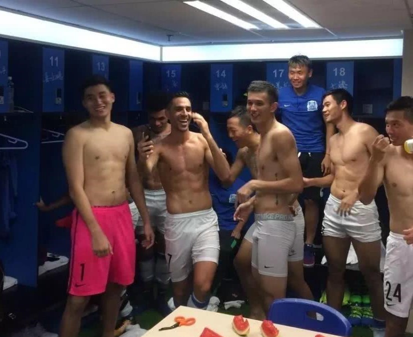 足球运动员上场前的更衣室,足球球员更衣室场景