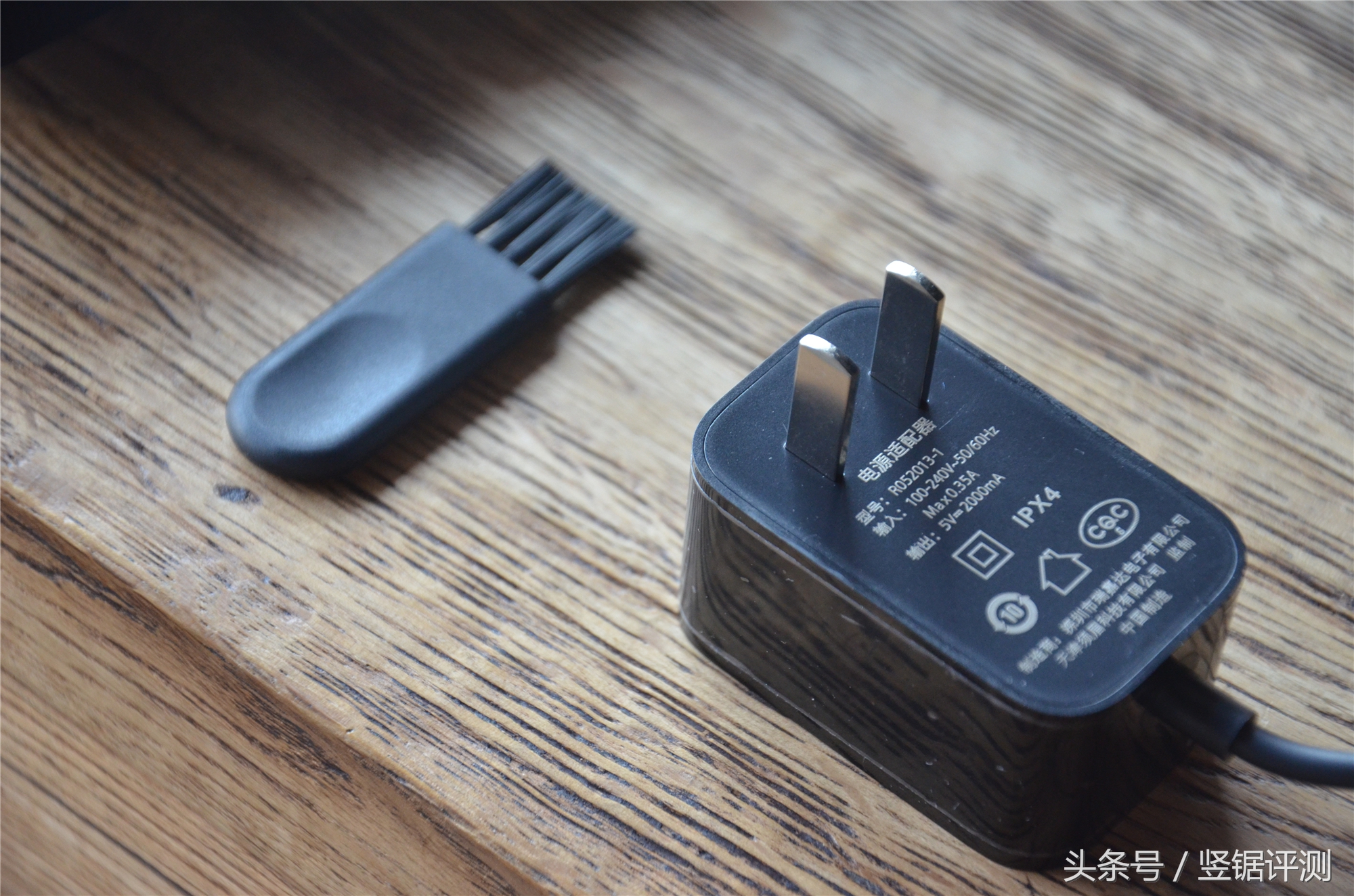 小米须眉四刀头剃须刀测评视频,剃须刀精钢和安来钢哪个好