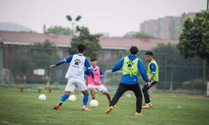 成都兴城刚成立就来扯把子，首场比赛直接叫板四川男神李伯清