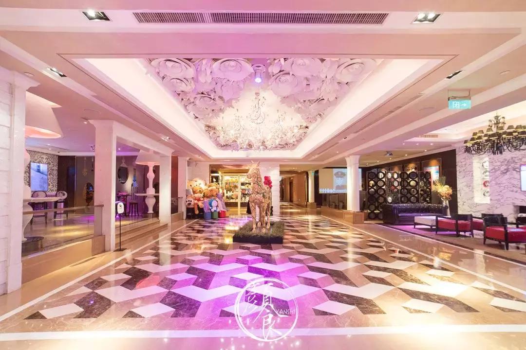 我在「纯K」中见到同一个姑娘，五次