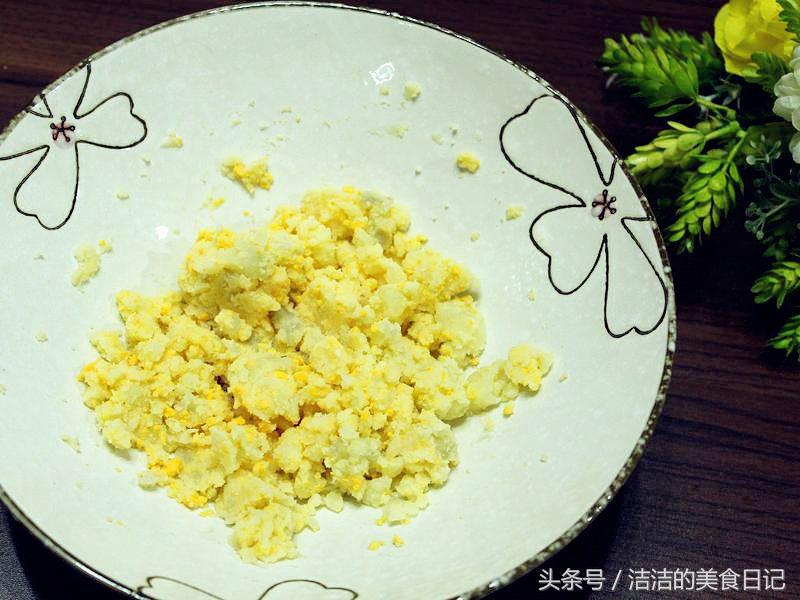 2分钟就能完成的早餐三明治，有鸡蛋还有土豆泥，味道超级赞