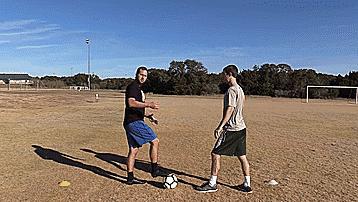 一人分享一个足球技巧,足球重心过人技巧