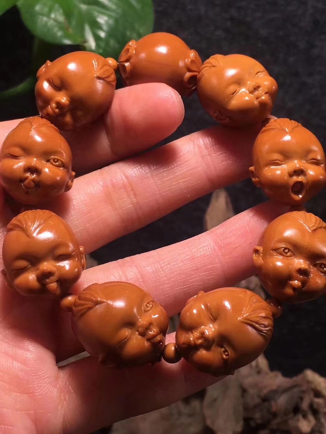 橄榄核雕有哪些套路,橄榄核小籽雕刻师