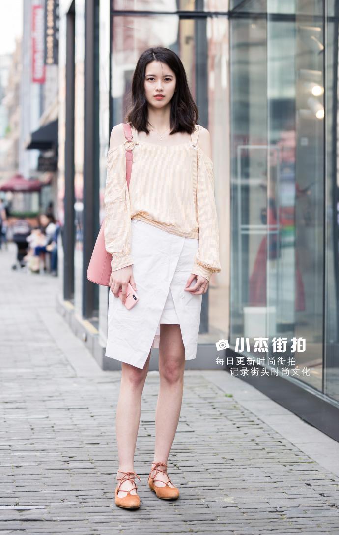 武汉街拍,米色毛衫搭配不规则短裙,简约有型又有范!