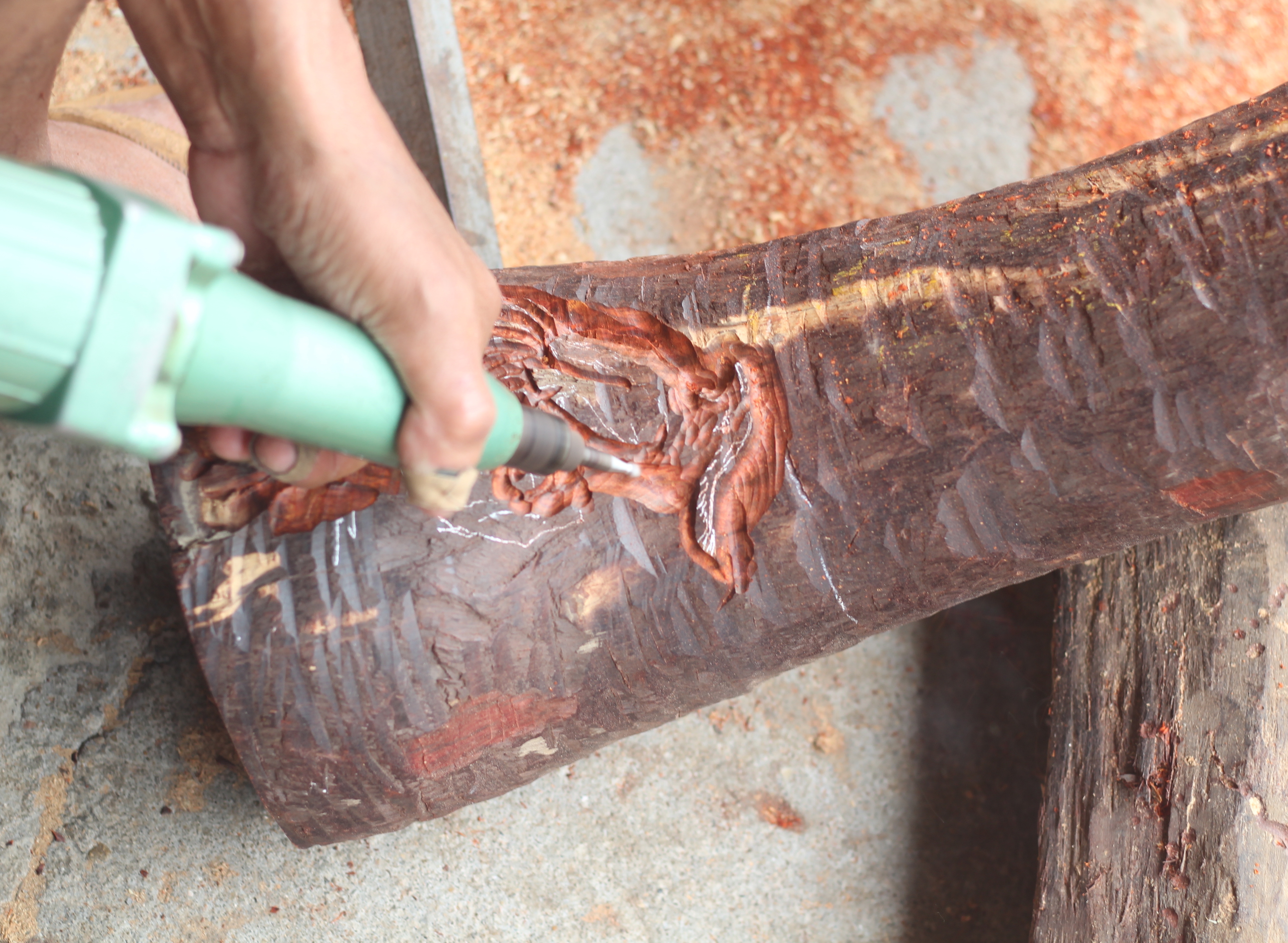 雕刻守艺人的浅析纯手工与现代化工具手工和电脑雕刻加手修区别