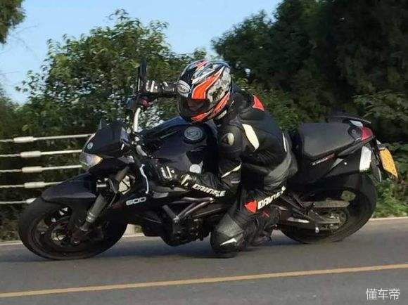 24年新款贝纳利黄龙600测评,贝纳利752和石缸黄龙600哪个值得买