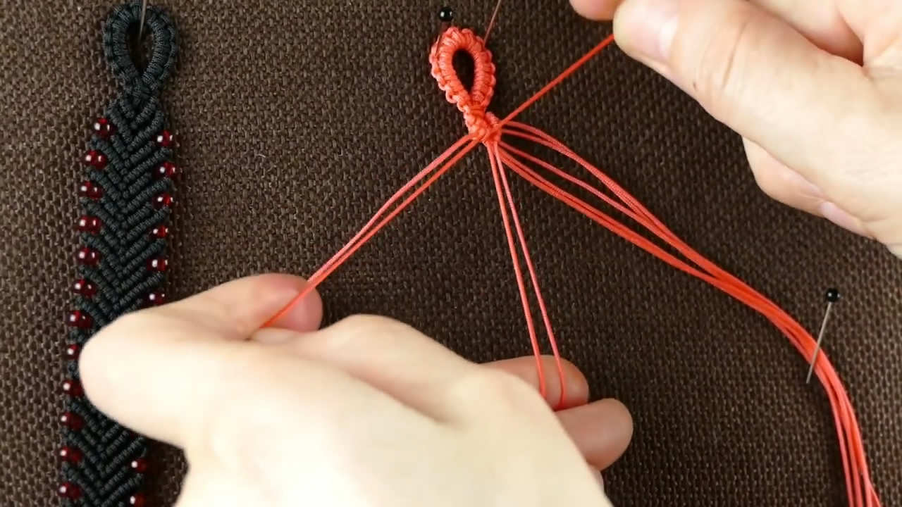 金刚结串珠手链编织教程,粉色水晶串珠手链编织教程