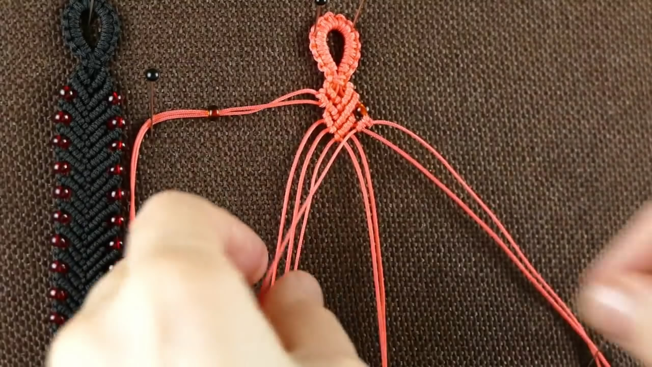 金刚结串珠手链编织教程,粉色水晶串珠手链编织教程