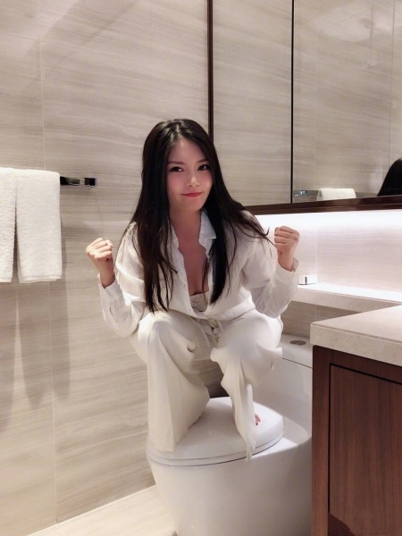 张靓颖蹲火锅桌上唱歌,张靓颖蹲