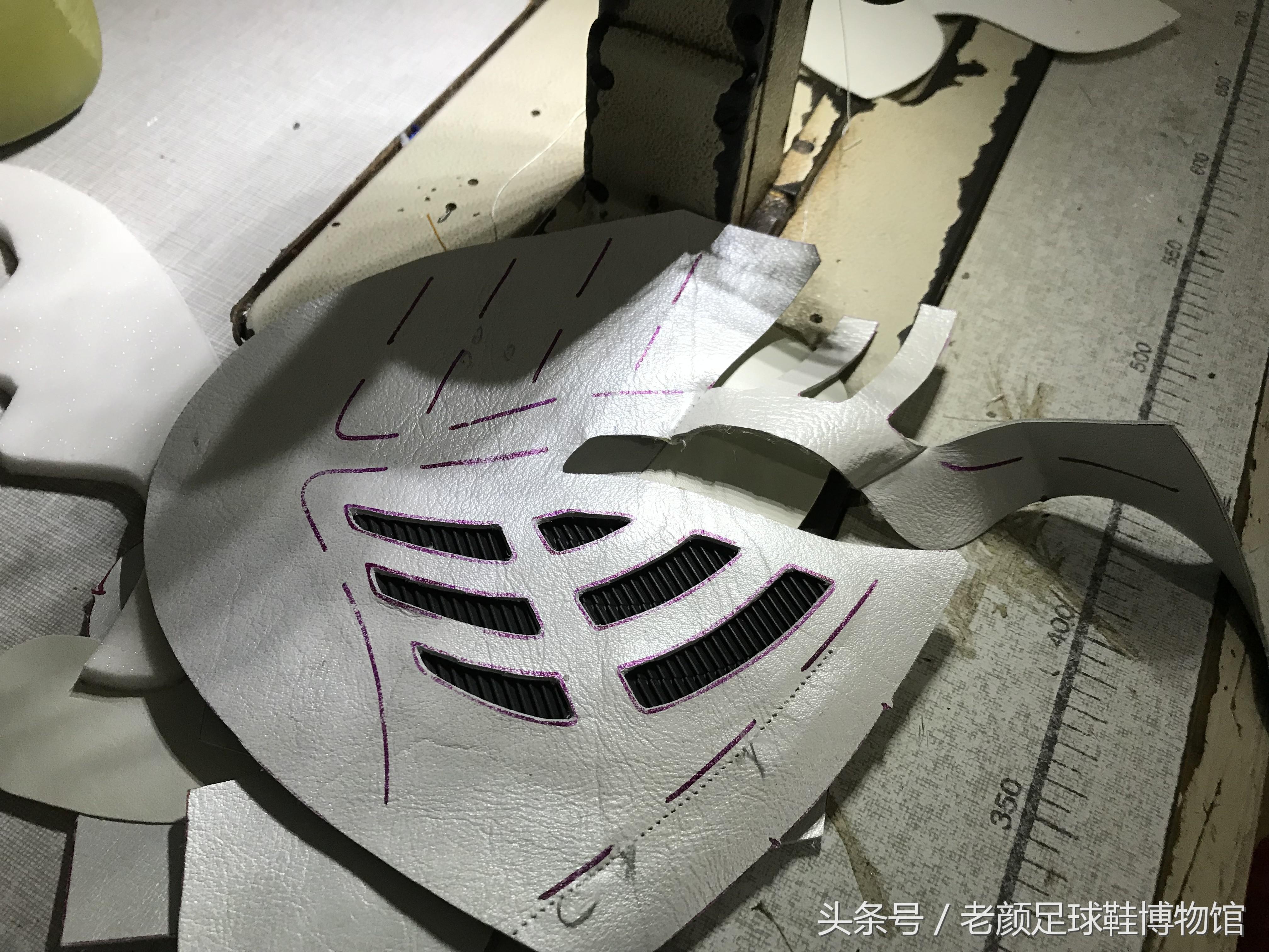 2002年的阿迪达斯鞋银色,阿迪达斯足球鞋哪一代最经典