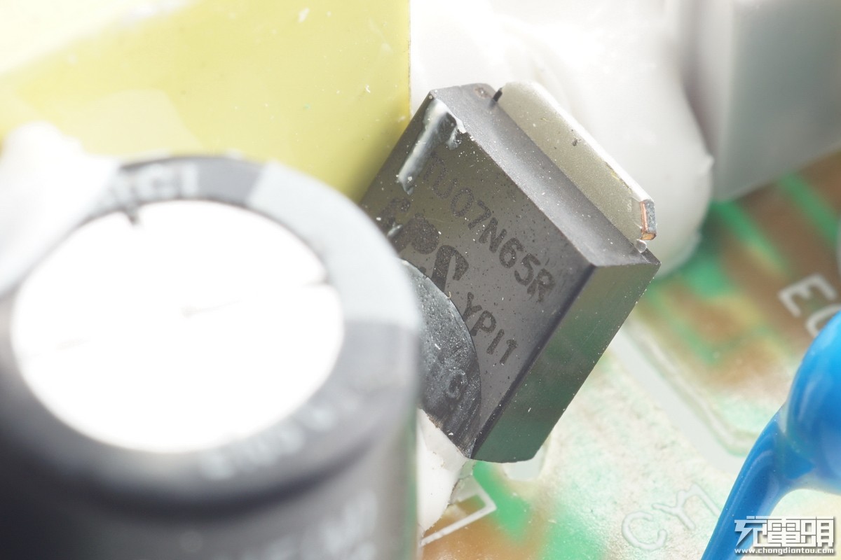 魅族充电器二换一,魅族原装充电器拆解